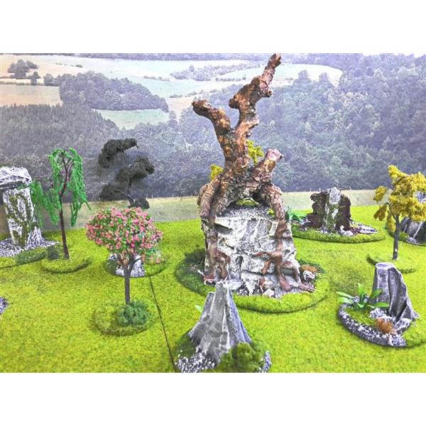 Geländestück toter Baum auf Fels